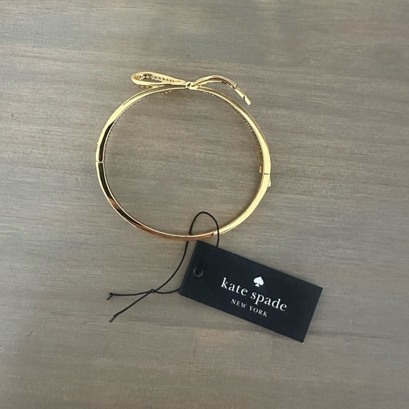 Elegant Gold Bow Bracelet - Picture 4 of 5